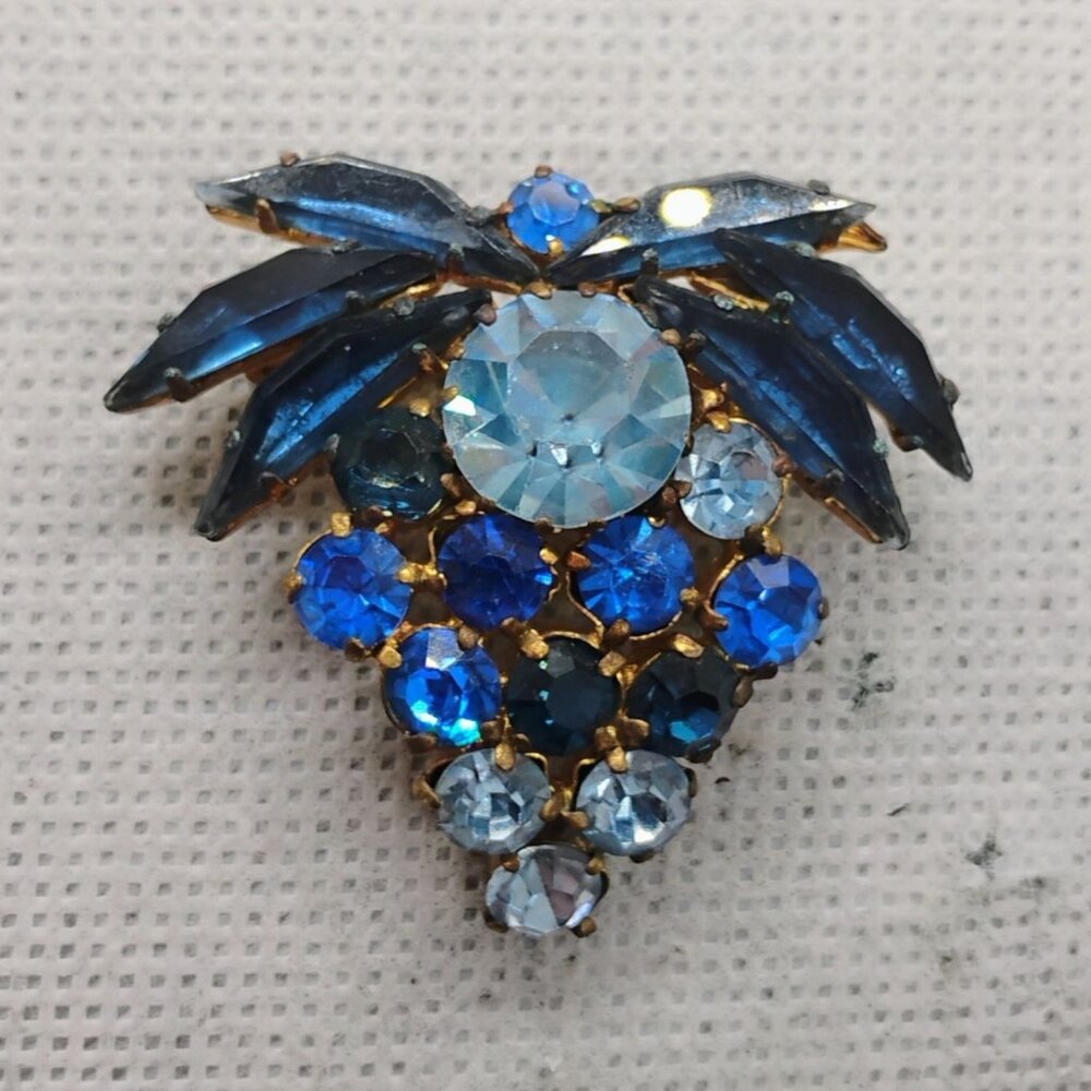 Vintage Blue Rhinestone Grape Cluster Brooch Austrian Crystal 1 1/2" - Picture 3 of 6